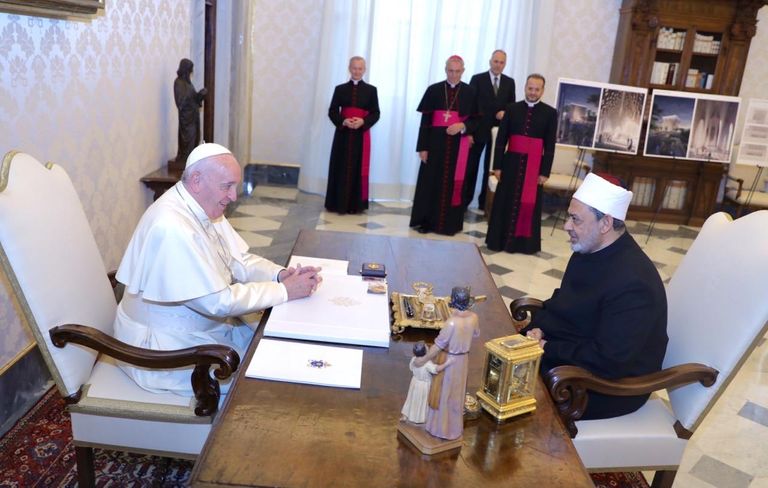 بابا الكنيسة الكاثوليكية يستقبل شيخ الأزهر