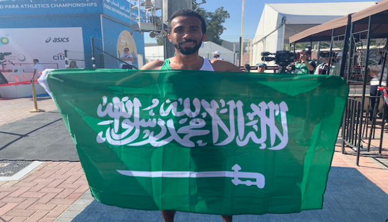 البطل السعودي يرفع علم بلاده