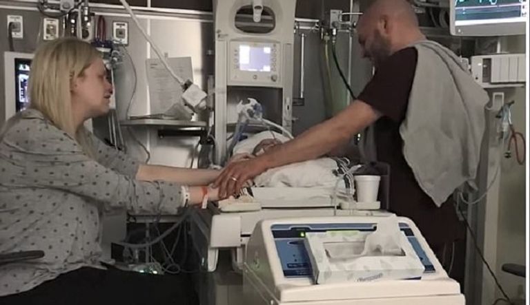 الأطباء توقعوا أن يعيش الطفل بضع ساعات لكن عمره الآن 8 أشهر