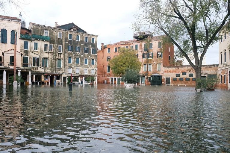 سوء الأحوال الجوية أدى إلى غرق كنائس ومحلات ومنازل