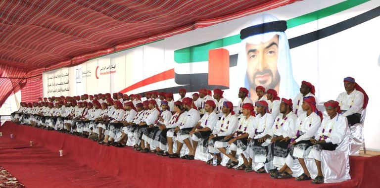 الإمارات تواصل تنظيم الأعراس الجماعية في اليمن