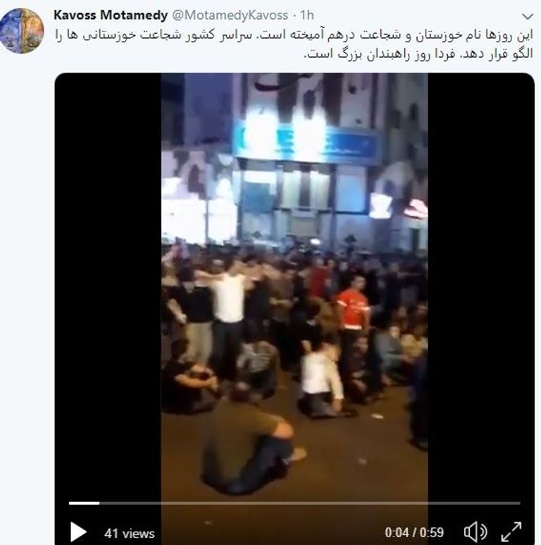 متظاهرون إيرانيون يحرقون صور المرشد