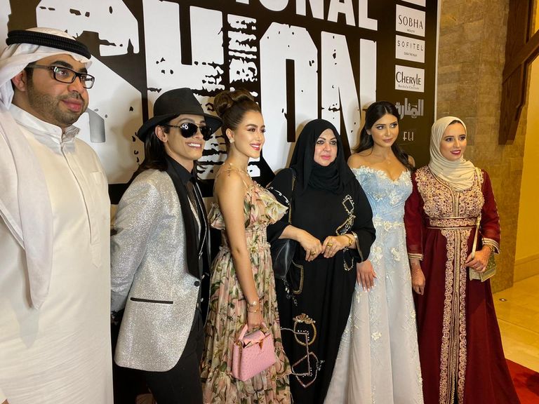 المصممة الإماراتية العالمية منى المنصوري وسط مشاركين بحفل الافتتاح 