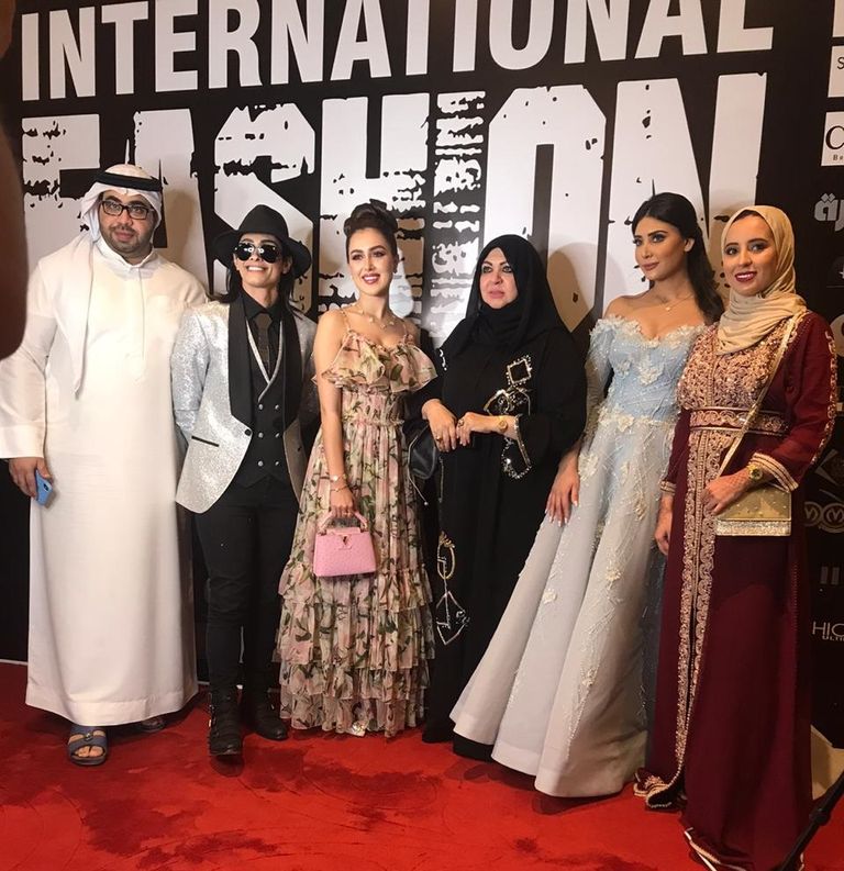 المصممة الإماراتية العالمية منى المنصوري وسط مشاركين بحفل الافتتاح 