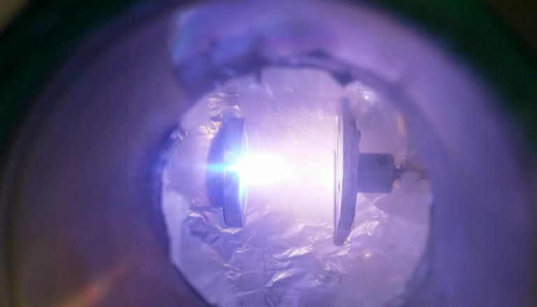 إطلاق نبضات ليزر أكسيد الألومنيوم البلوري لإنتاج زجاج أكثر مرونة