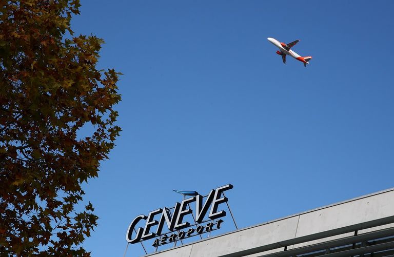 النشطاء يجلسون أمام مبنى مدرج الطائرات الخاصة بمطار جنيف