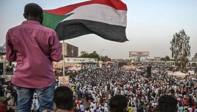 السودانيون يدعون لاقتلاع العناصر الإخوانية الموالية لنظام البشير 