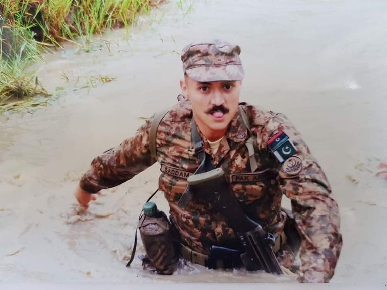 عناصر من الجيش الوطني الليبي تستعد للانطلاق باتجاه طرابلس أمس - رويترز