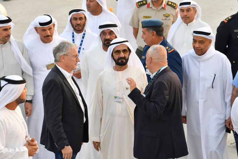 الشيخ محمد بن راشد آل مكتوم خلال تفقده المعرض