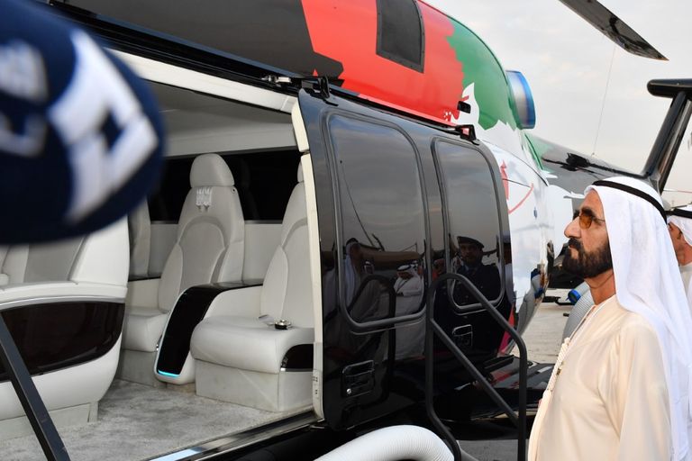 الشيخ محمد بن راشد آل مكتوم خلال تفقده المعرض