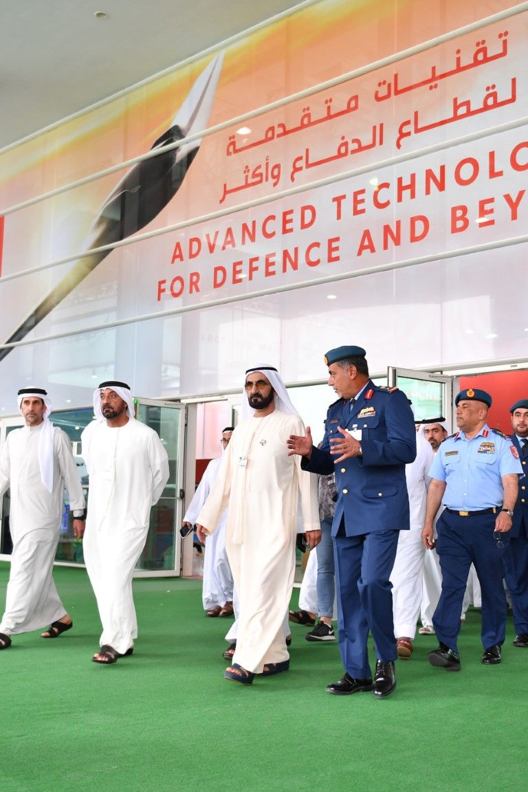 الشيخ محمد بن راشد آل مكتوم خلال تفقده المعرض