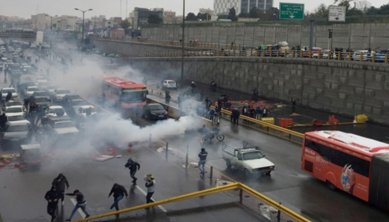 الأمن الإيراني يواجه المتظاهرين بالرصاص الحي وقنابل الغاز - رويترز