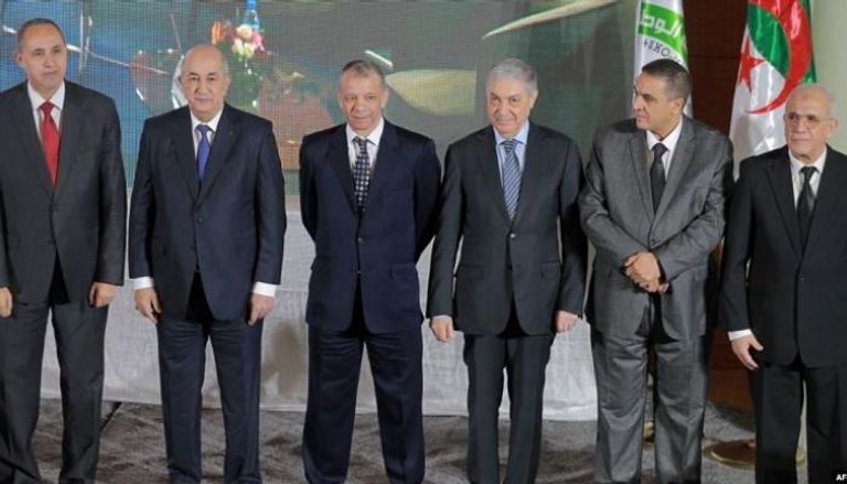 صورة جماعية للمرشحين الـ5 ومعهم رئيس السلطة الانتخابية