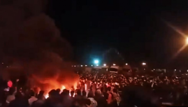 احتجاجات ليلية ضد زيادة سعر الوقود في إيران