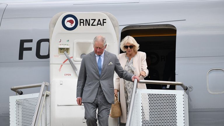 من مراسم استقبال الأمير تشارلز وزوجته