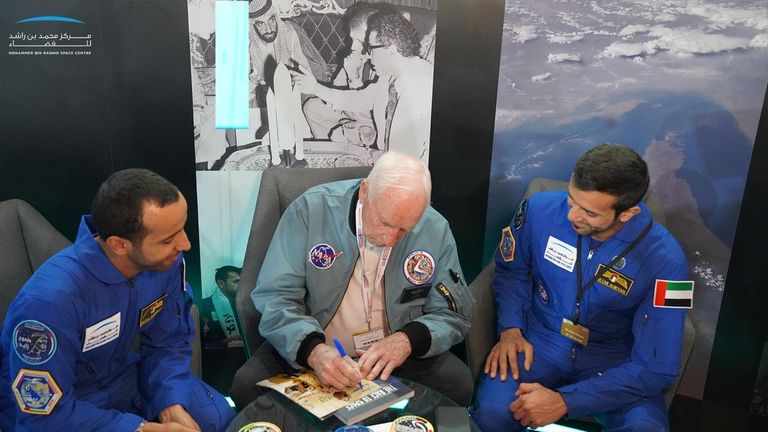 معرض دبي للطيران يشهد حضور رائدي الفضاء الإماراتيين