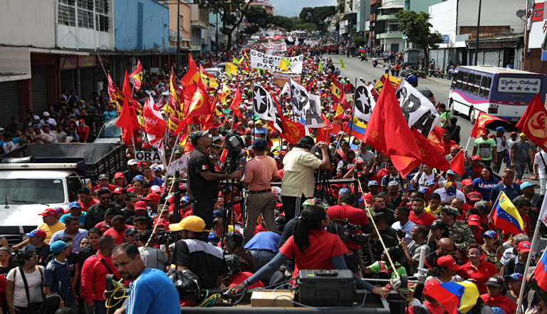 خوان جوايدو يتقدم المتظاهرين في كراكاس