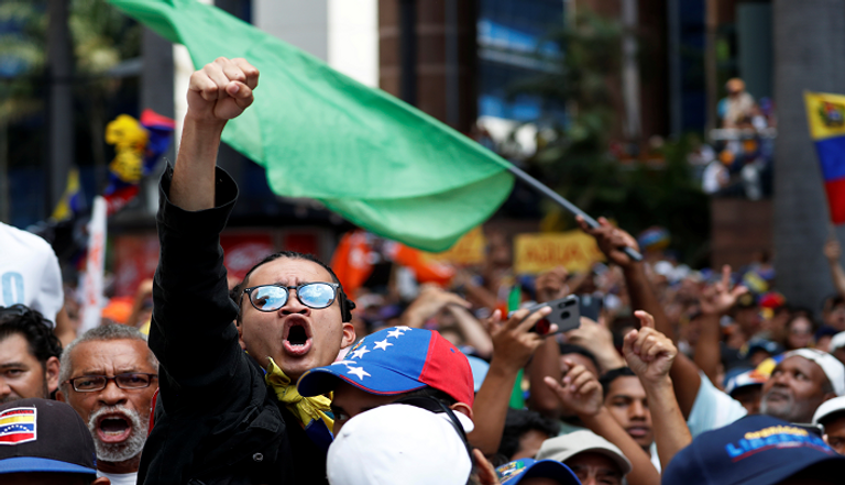 خوان جوايدو يتقدم المتظاهرين في كراكاس