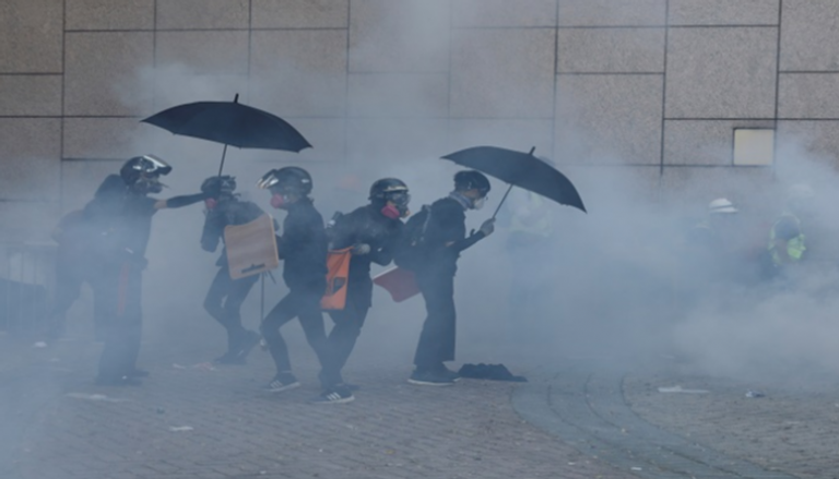شرطة هونج كونج تطلق الغاز لتفريق المحتجين 