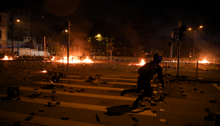 شرطة هونج كونج تطلق الغاز لتفريق المحتجين