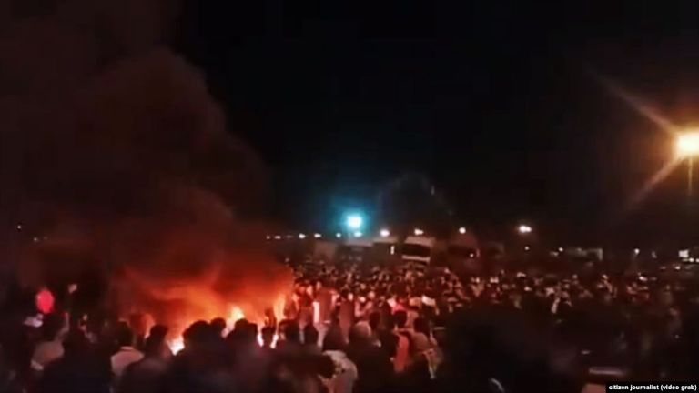 قوات الأمن الإيرانية تهاجم محتجين في أحد الشوارع