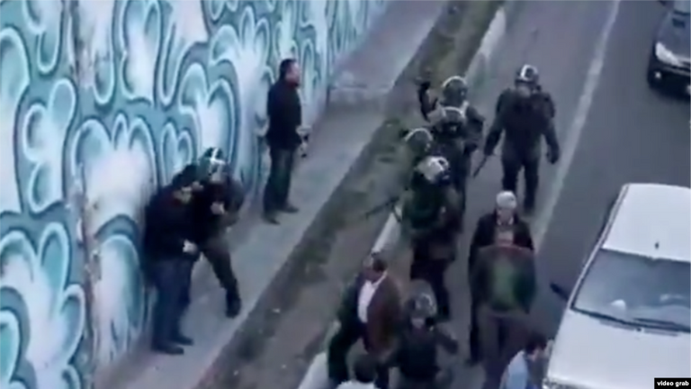 قوات الأمن الإيرانية تهاجم محتجين في أحد الشوارع