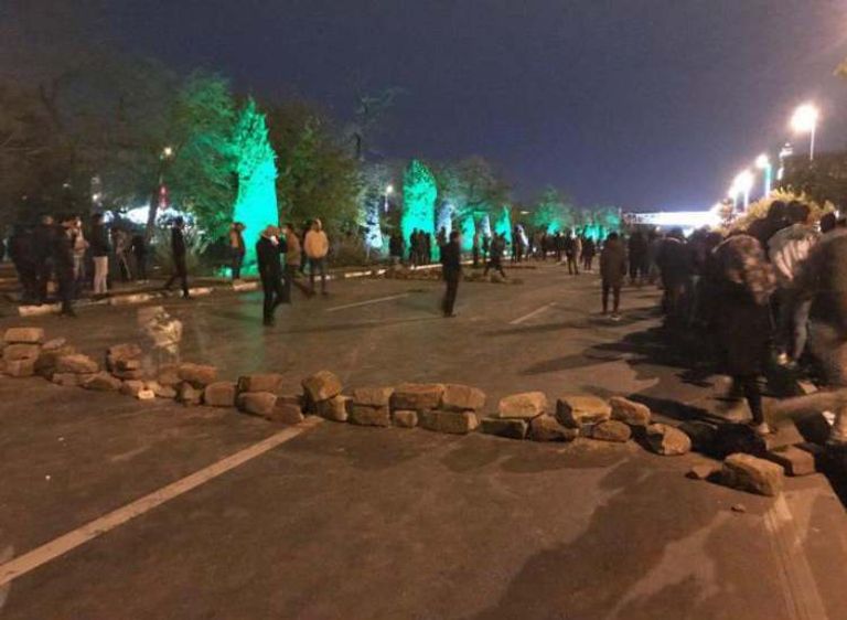 قوات الأمن الإيرانية تهاجم محتجين في أحد الشوارع