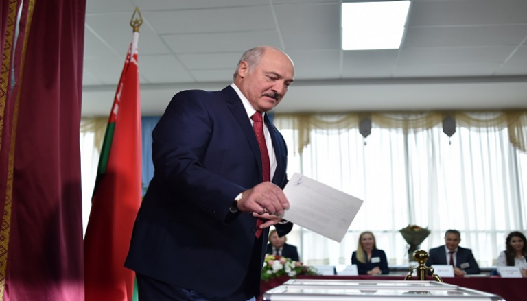 رئيس بيلاروسيا يدلي بصوته في الانتخابات - أ ف ب 