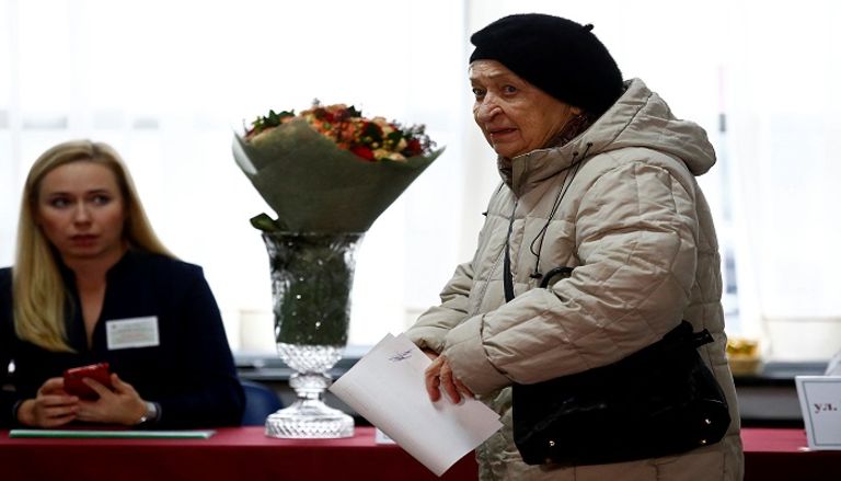 رئيس بيلاروسيا لوكاشينكو يدلي بصوته في الانتخابات - أ ف ب