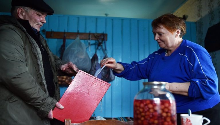 رئيس بيلاروسيا لوكاشينكو يدلي بصوته في الانتخابات - أ ف ب