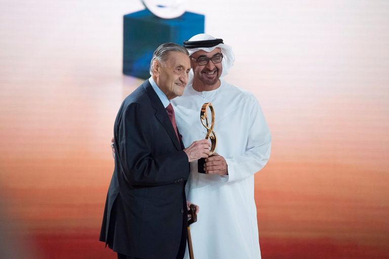 عدنان مزاحم الباجه جي مع الشيخ محمد بن زايد آل نهيان عقب تسلمه جائزة أبوظبي