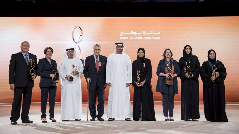 عدنان الباجه جي عقب تسلمه جائزة أبوظبي