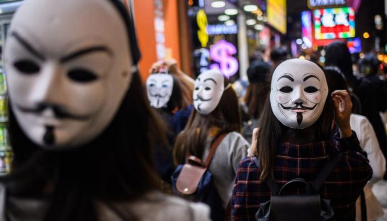 متظاهرون يرتدون أقنعة على الوجه في احتجاجات هونج كونج 