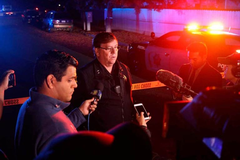 قوات الإسعاف والشرطة في محيط الحادث