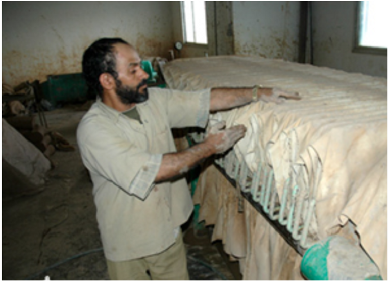 الخنجر العادي أو المعقوف من أهم مكونات الزي العماني