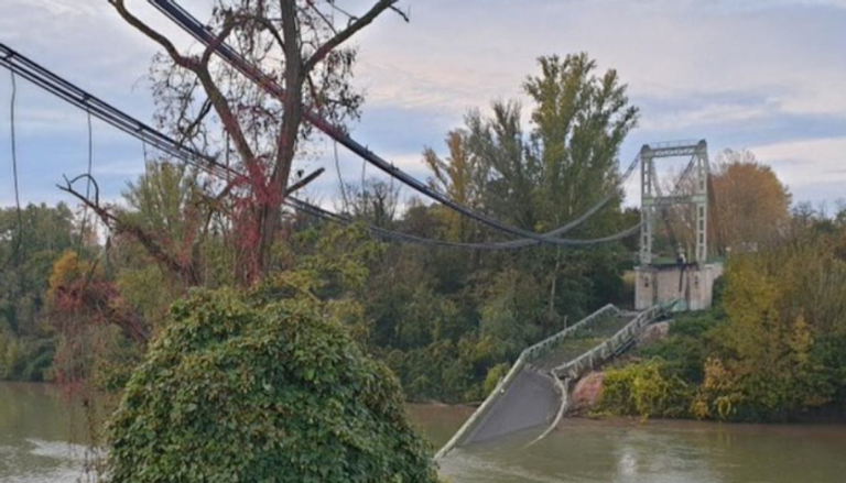 انهيار الجسر أسفر عن سقوط سيارتين في النهر