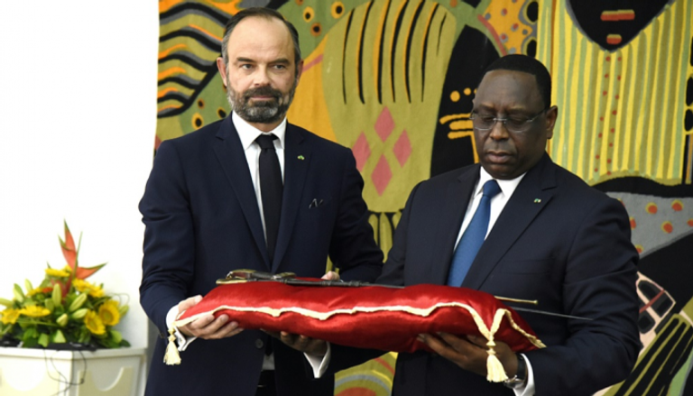 رئيس الوزراء الفرنسي يسلم الرئيس السنغالي السيف