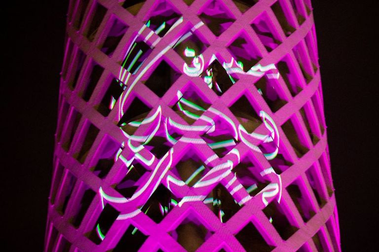 برج القاهرة يضيء بالأرجواني احتفالا باليوم العالمي للطفل المبتسر 