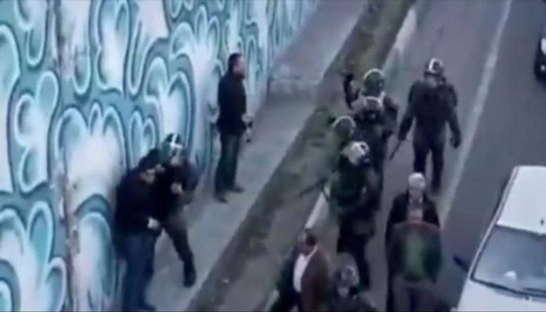 قوات الأمن الإيرانية تهاجم محتجين في أحد الشوارع