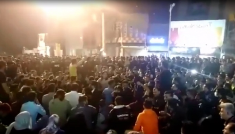 إيرانيون في مدينة بهبهان يحتجون على قرار رفع أسعار البنزين