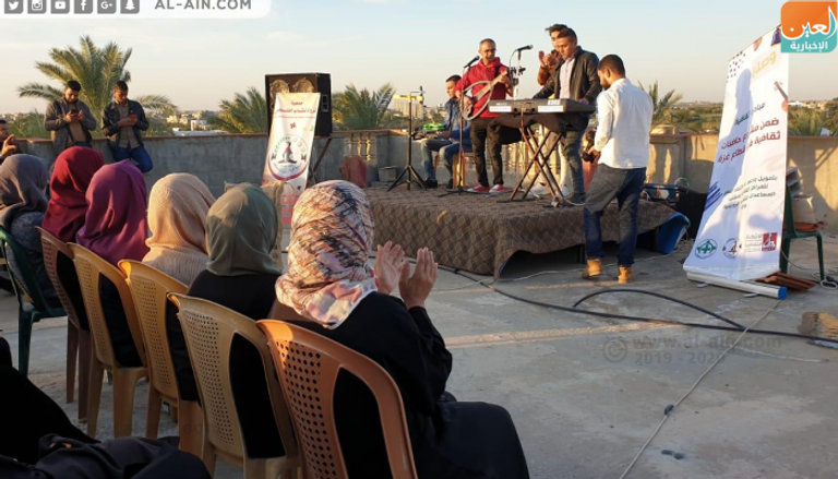 فنانون فلسطينيون يغنون على سطح أحد المنازل بغزة متحدين الاحتلال 