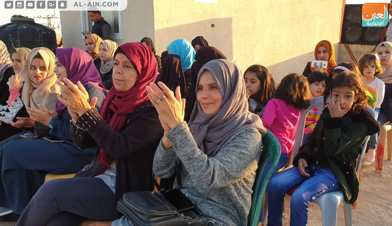 فنانون فلسطينيون يغنون على سطح أحد المنازل بغزة متحدين الاحتلال