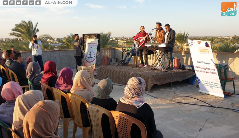 فنانون فلسطينيون يغنون على سطح أحد المنازل بغزة متحدين الاحتلال