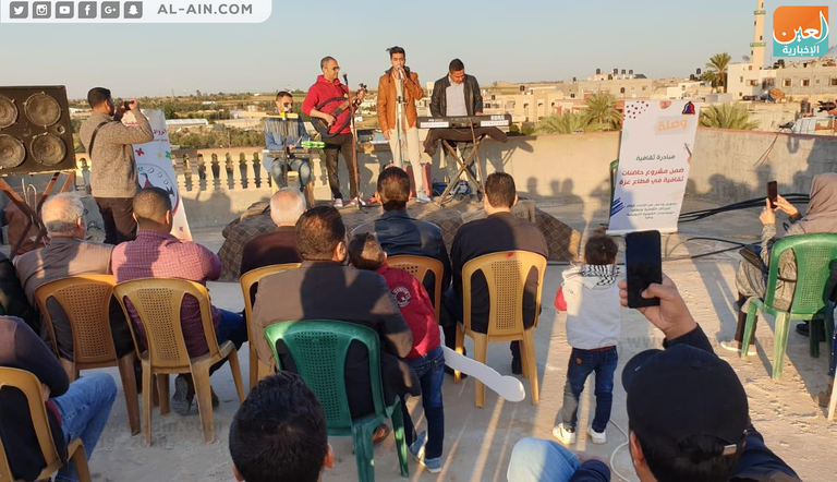 فنانون فلسطينيون يغنون على سطح أحد المنازل بغزة متحدين الاحتلال
