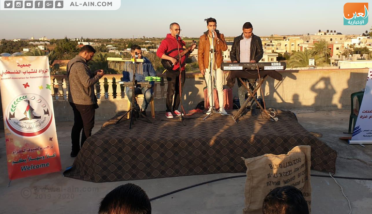 فنانون فلسطينيون يغنون على سطح أحد المنازل بغزة متحدين الاحتلال
