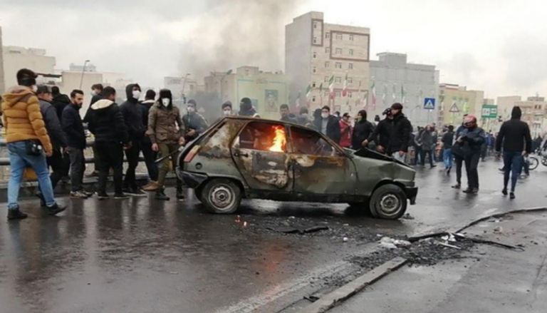 جانب من الاحتجاجات المناهضة لغلاء سعر البنزين في إيران