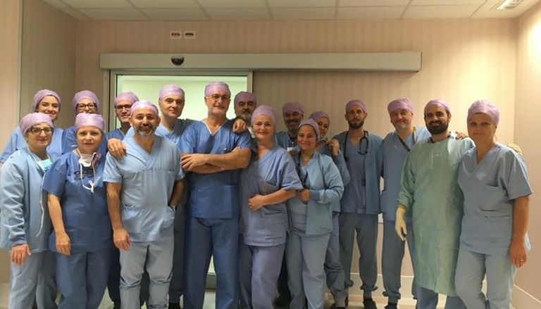 الفريق الطبي الإيطالي المسؤول عن إجراء العملية الجراحية