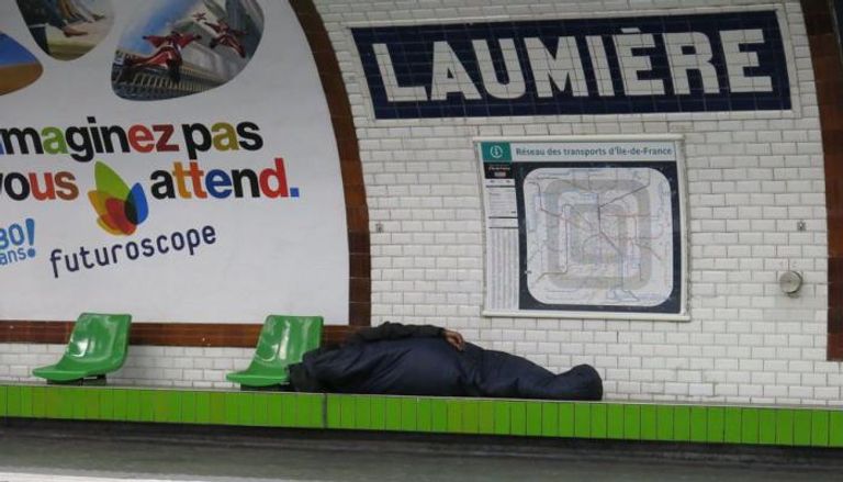 مشردون ينامون في مترو باريس