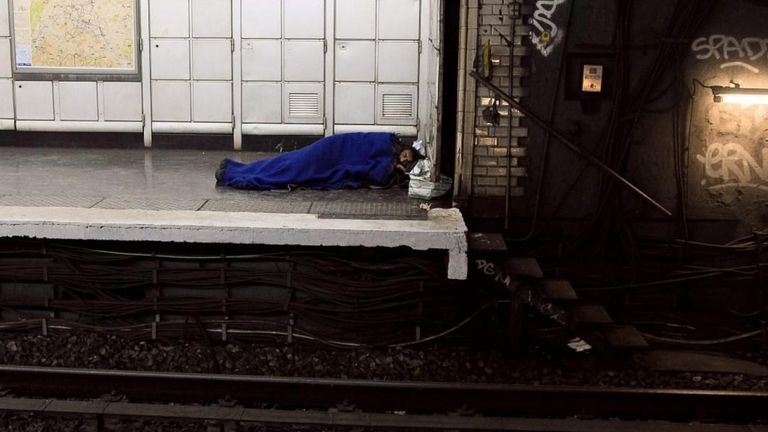 مشردون ينامون في مترو باريس