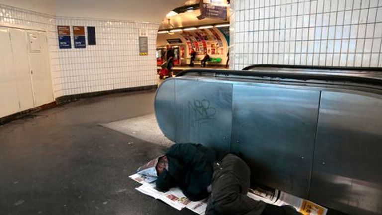 مشردون ينامون في مترو باريس